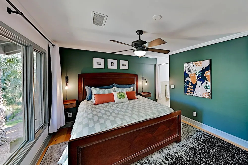 Stylish Fairway Oaks - Walk To The Beach! 3 Bedroom Home