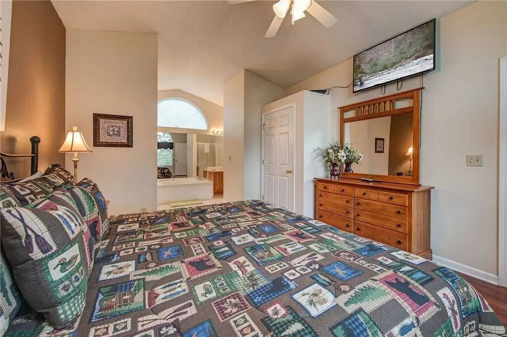 Twin View 2 Bedroom Mountain View Home with Hot Tub