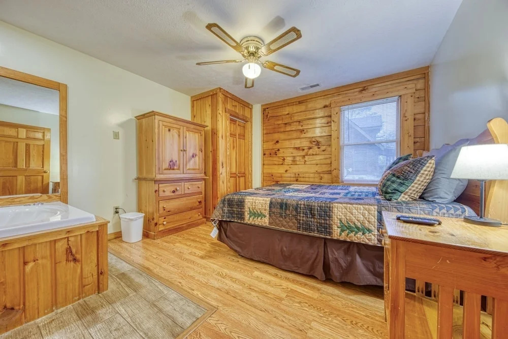 Er24 - Honeysuckle Holler Great Location..close To Town 3 Bedroom Cabin by RedAwning