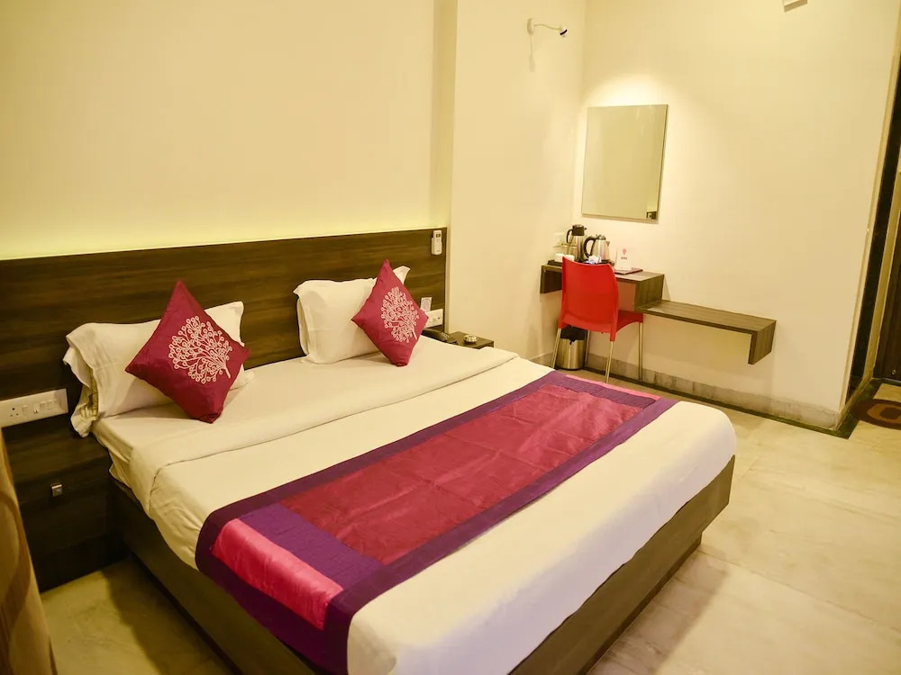 OYO 4448 Hotel Suresh Plaza