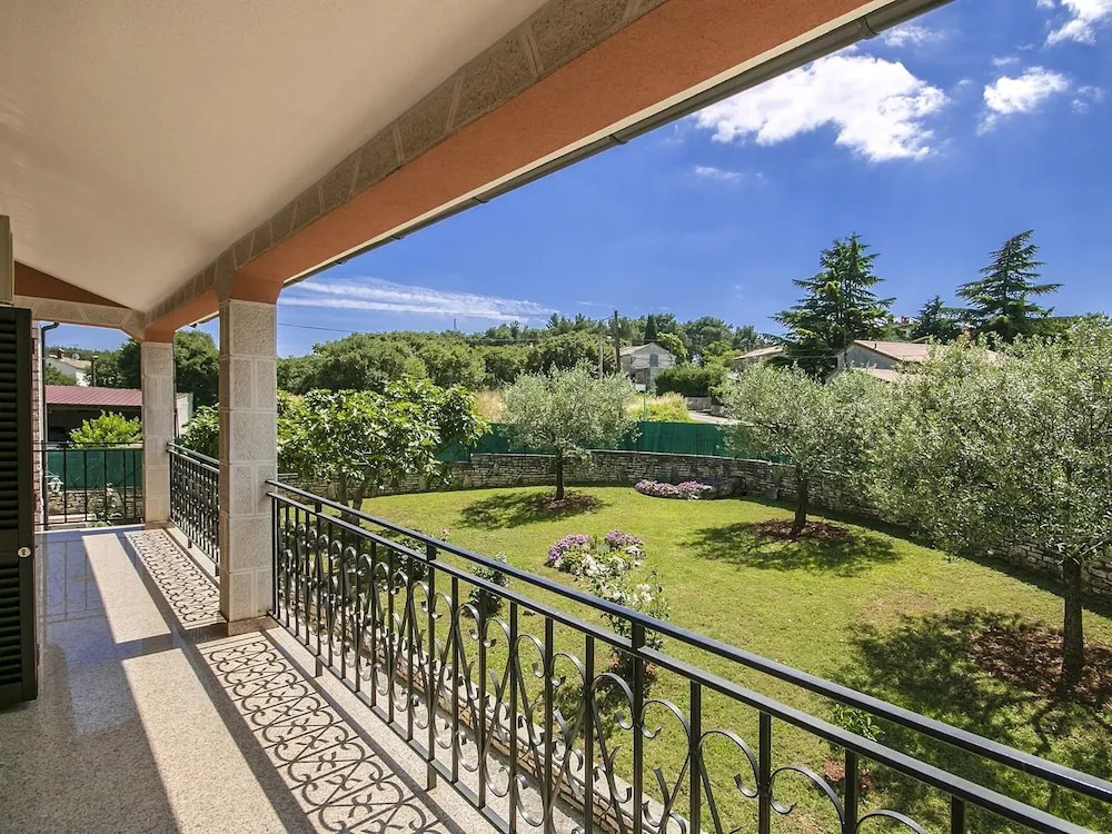 Spacious Villa for 12 Persons With Private Pool Near Rovinj and the Beach