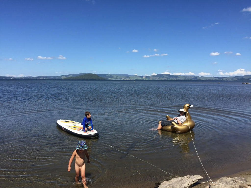 Jack & Dis Waiteti Lakefront Motel