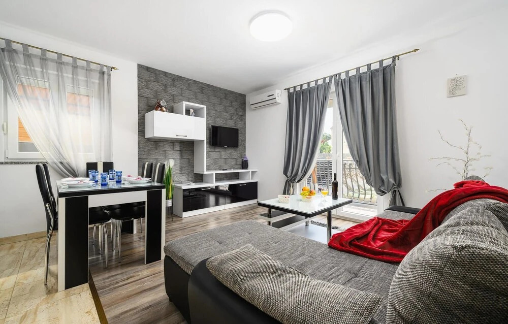 Nice Home in Rovinjsko Selo With Wifi and 4 Bedrooms