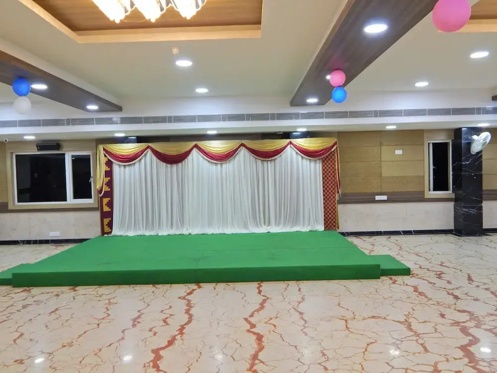 Hotel Aadhi