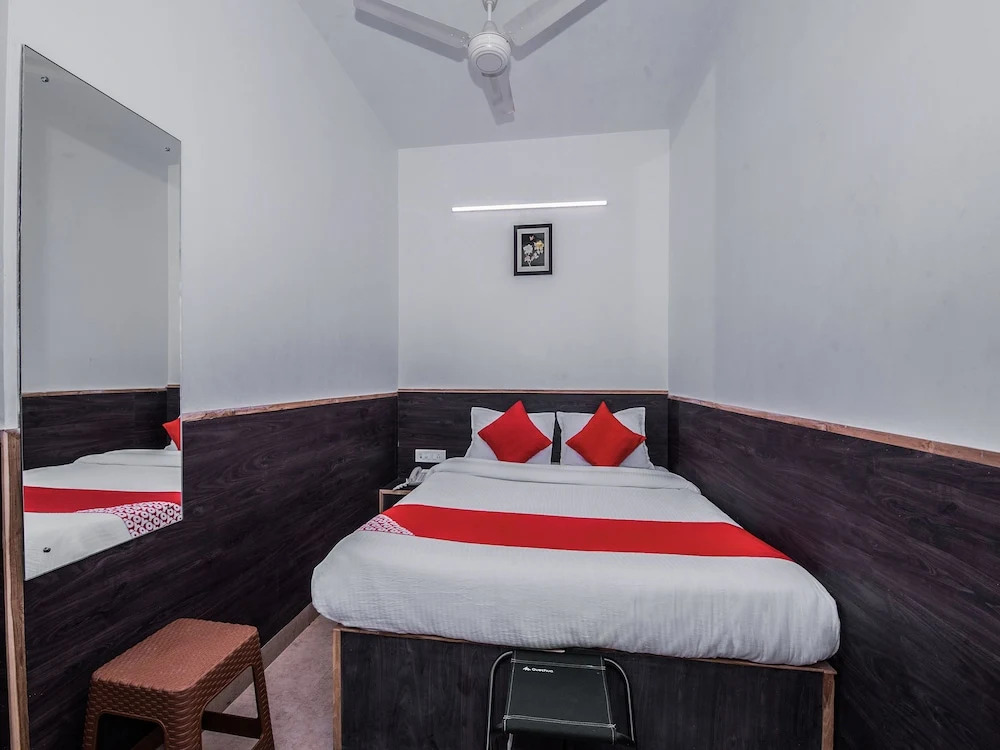 OYO 13262 Hotel Indiana