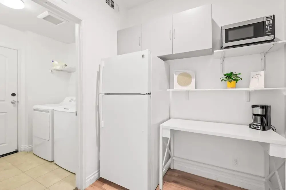 Private Entry Cozy Suite w Patio Bath Kitchenette