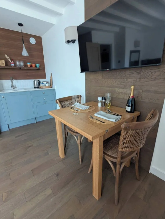 Stylish New Apartment in Central Seaview - 5 Star Comfort!