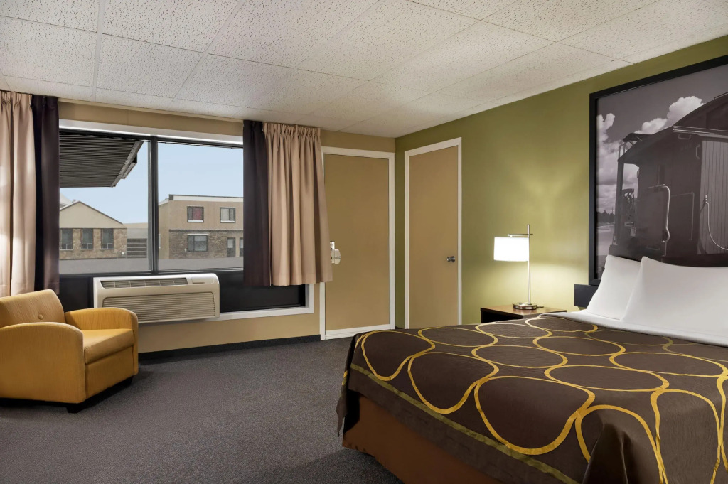 Super 8 by Wyndham Hearst ON