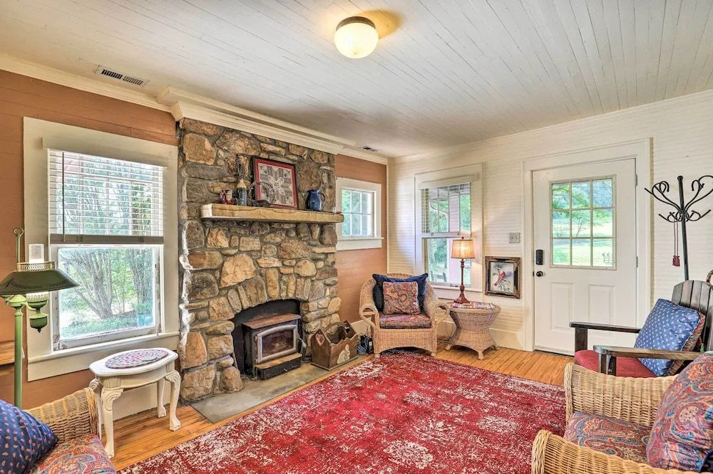 'momma Rhodes' Rustic Blue Ridge Cabin on 4 Acres