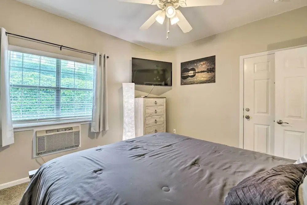 6 Mi to Branson Strip! Dog-friendly Golf Condo