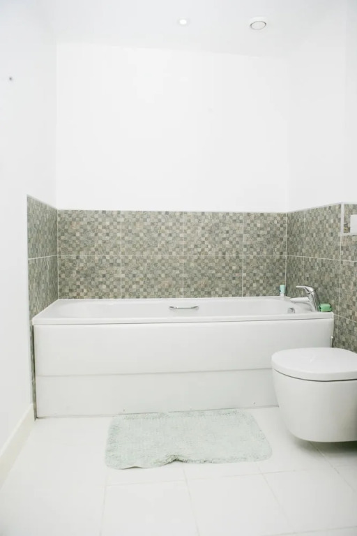Bright 2 Bedroom Apartment in Bristol