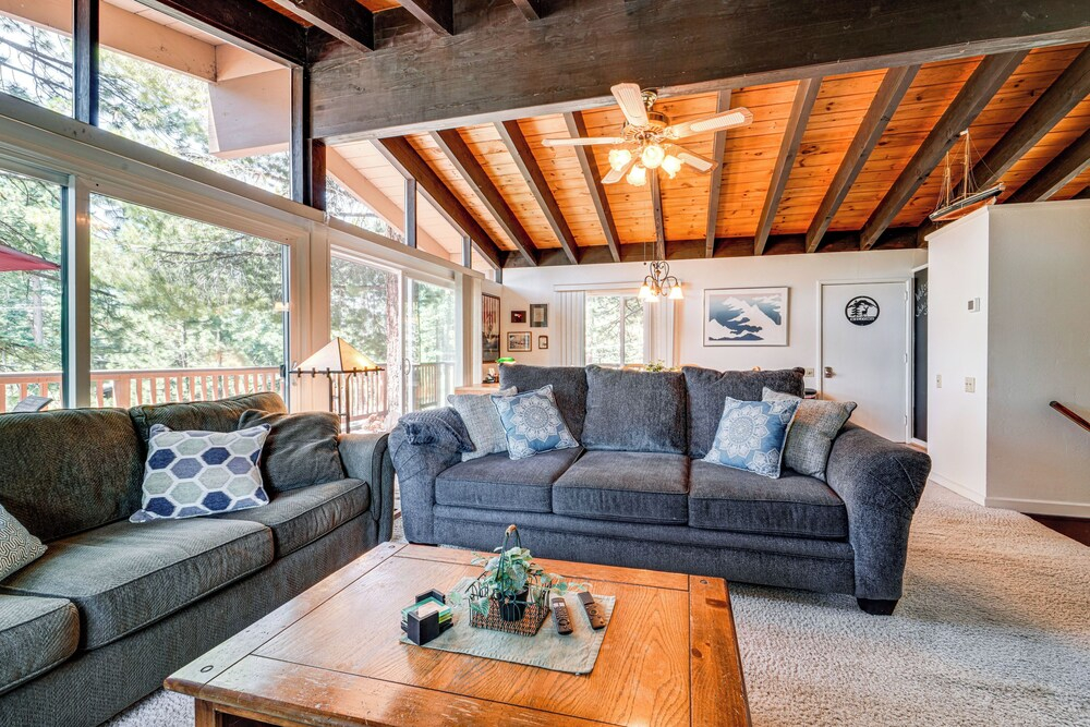 Walk to Lake Tahoe: Family Retreat w/ Deck