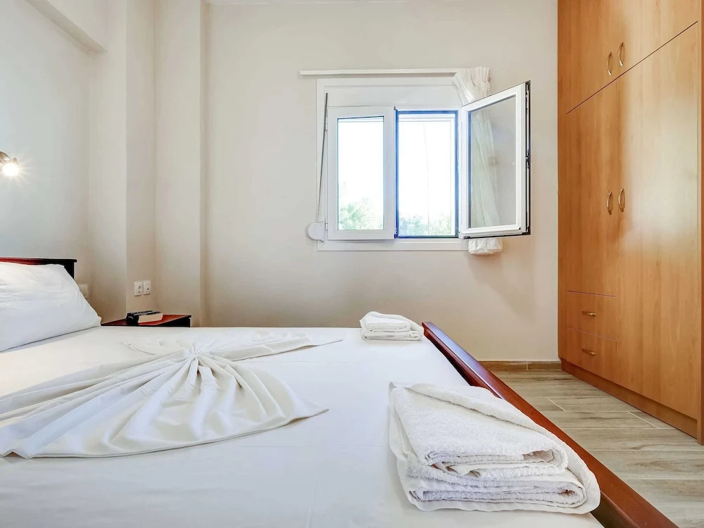 Seaview Studio in beautiful setting, west from Chania