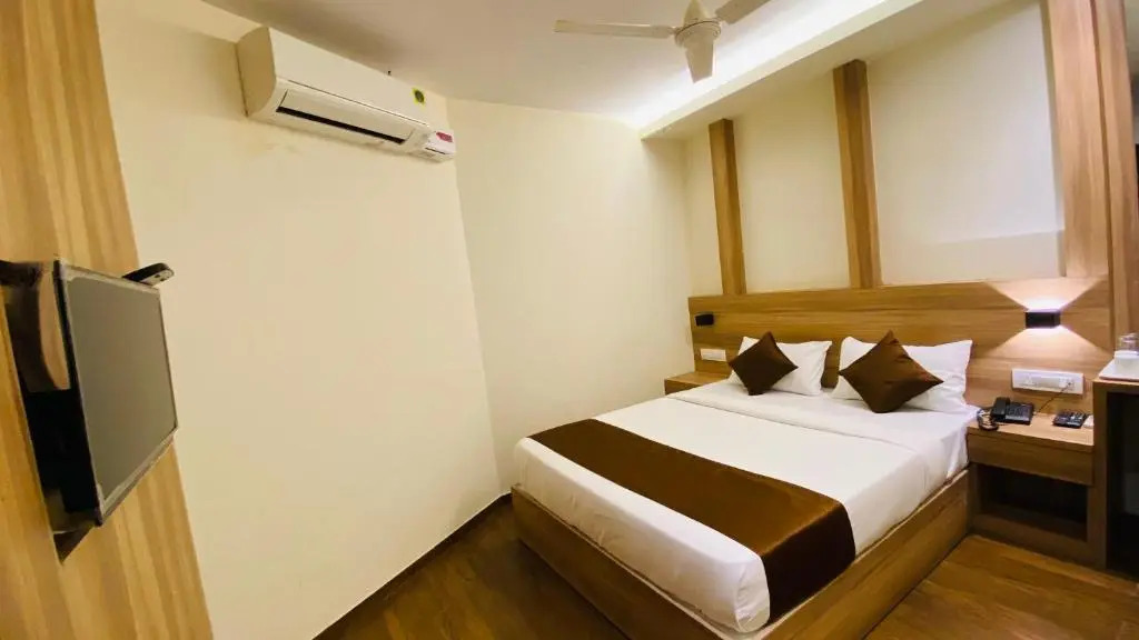 Hotel Plaza Heights by RAK Rooms, Mangaluru