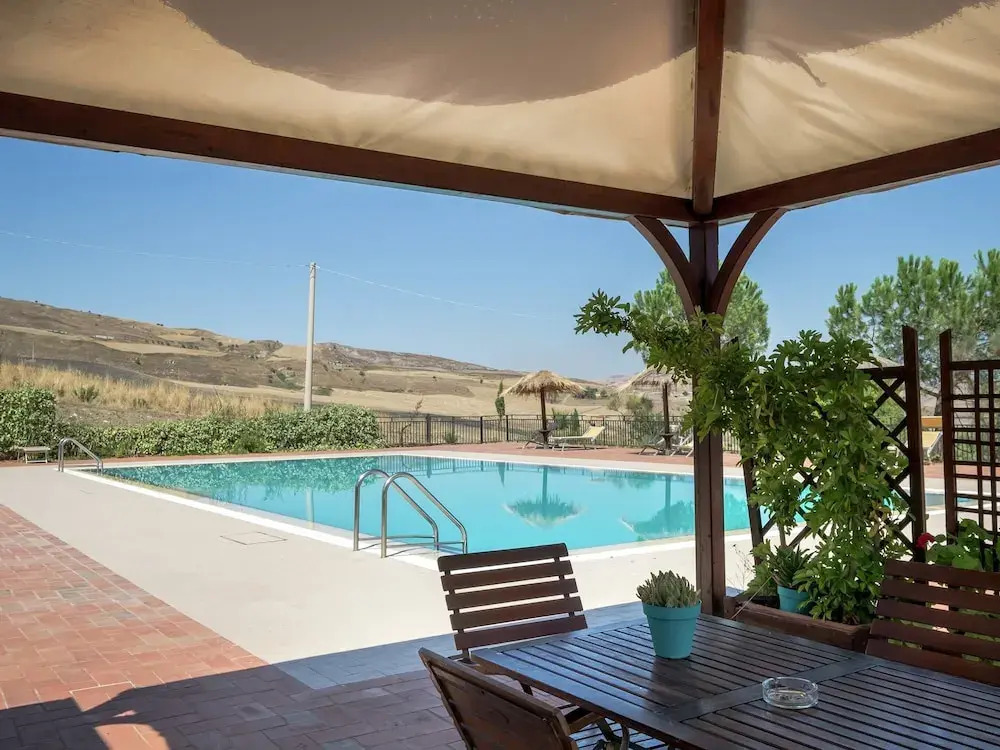 Gorgeous Holiday Home with Hot Tub, Whirlpool, Pool, Garden