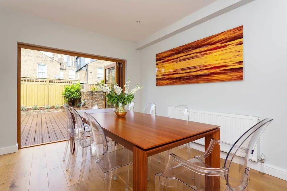 Veeve - Clapham Fairytale