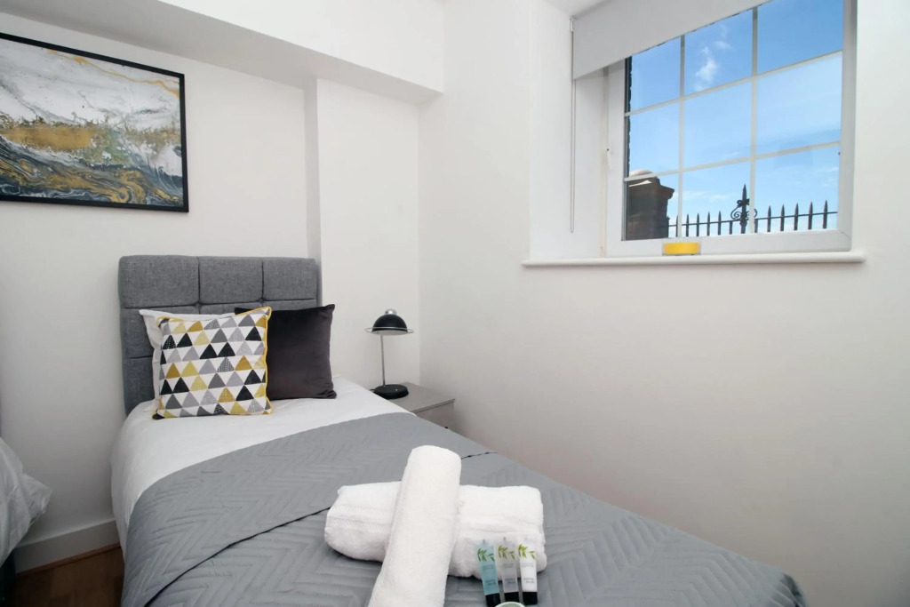 St Thomas Loft Views, SA1, by Stay South Wales - Sleeps 4 - Free WiFi & Parking