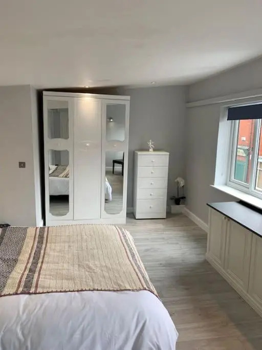 Large 1 bedroom Apartment Chester, Hoole Sleeps 4.