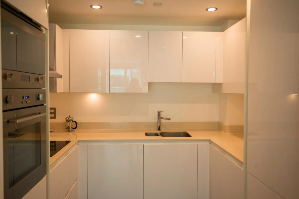 One Bed Apt in Lincoln Plaza, Canary Wharf