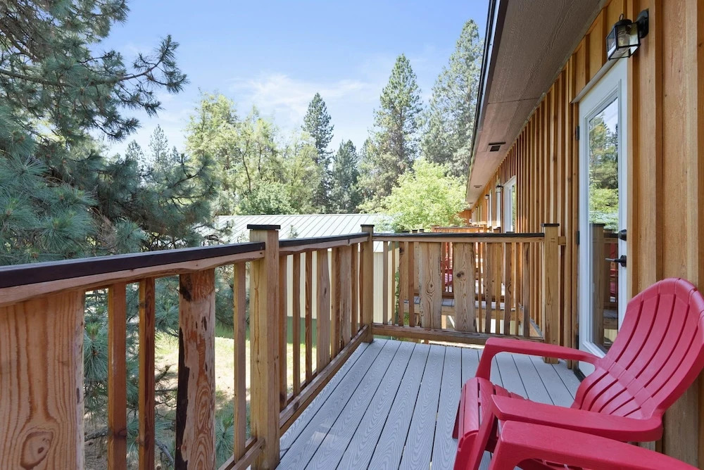 Lake Village Lodge