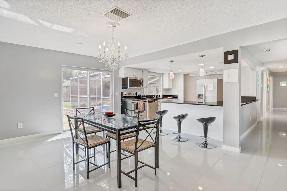 3BR Pool Home in Tampa by Tom Well IG - 712