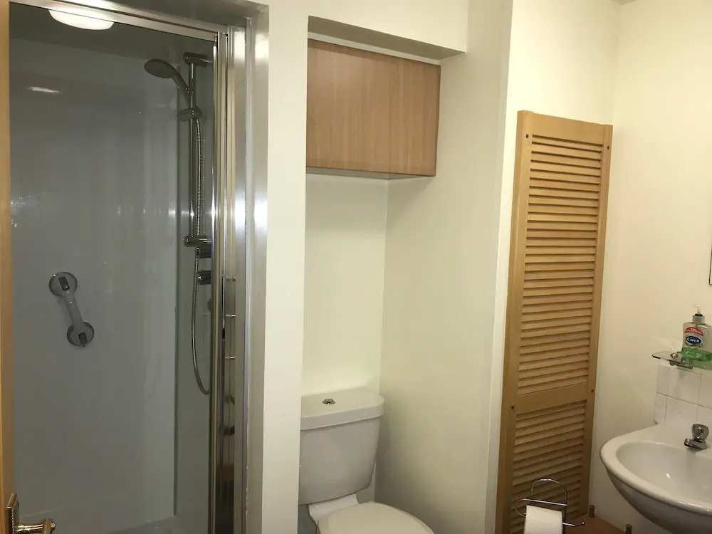 2 Varis Apartments