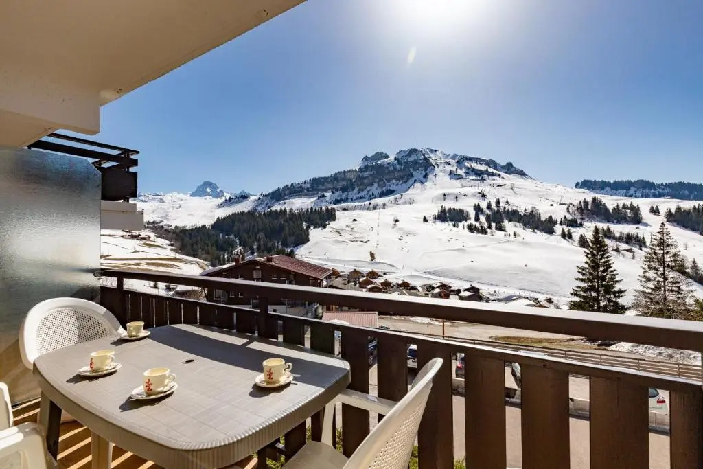 Bright 40 M2 With Balcony Mountain View