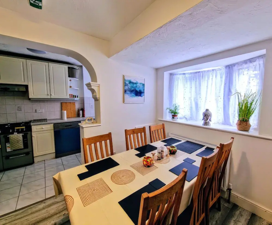 5 Bed Family Home Greater London, Free Parking
