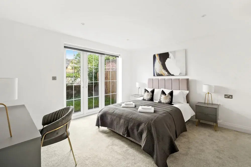 Luxurious 1 Bed Apartment - Free Wifi and Parking