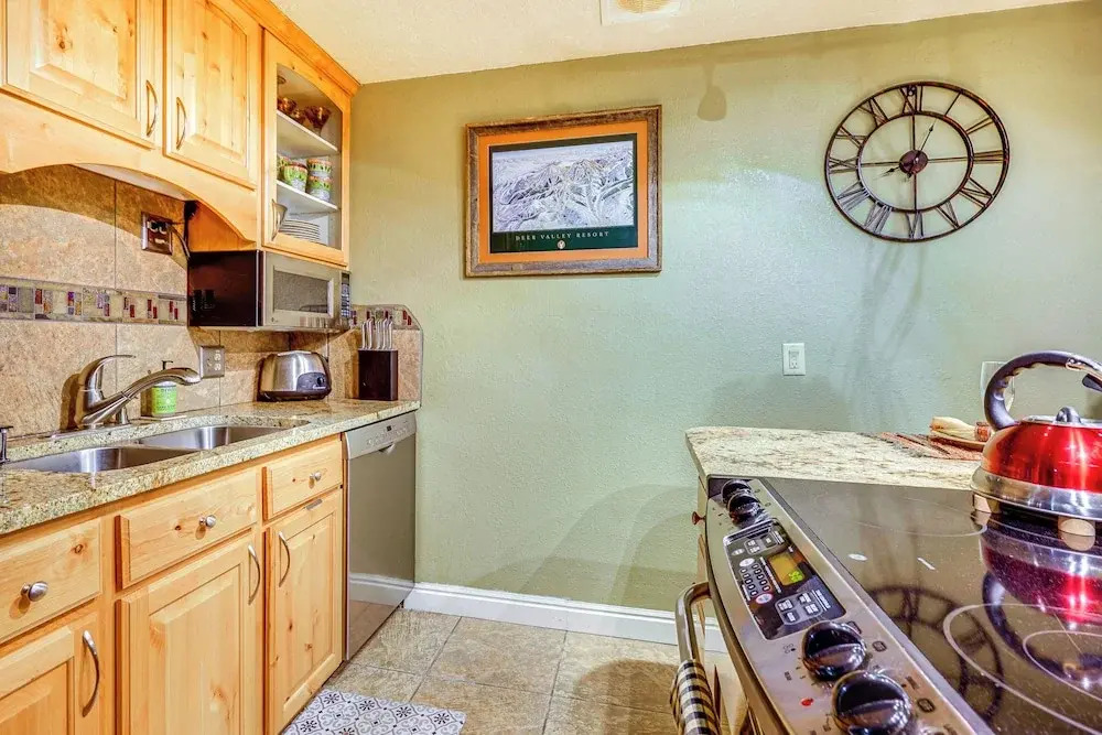 1/2 Block to Lift Bus Stop: Condo in Park City