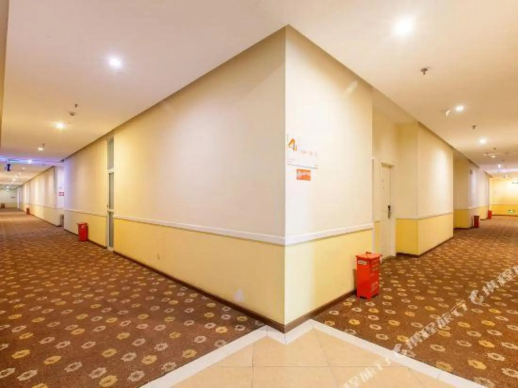 Home Inn (Wuhan Guanggu Avenue Media and Communications College)