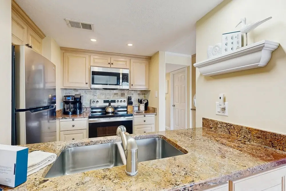 Ocean-view Condo With Pool, Balcony, AC & W/D - Walk to Beach & Near Downtown