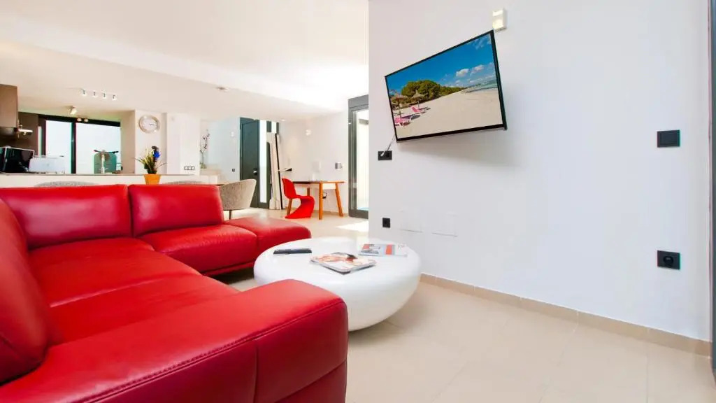 Villa PAM, ALYA Beach House with pool and Hot Tub