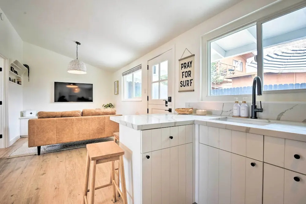 Chic & Central Ventura Home - Walk to Beach!