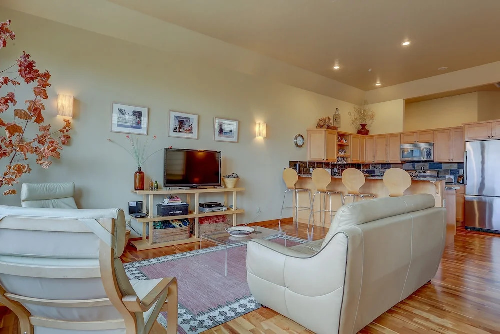 Bridge View Loft 3 Bedroom Condo by RedAwning