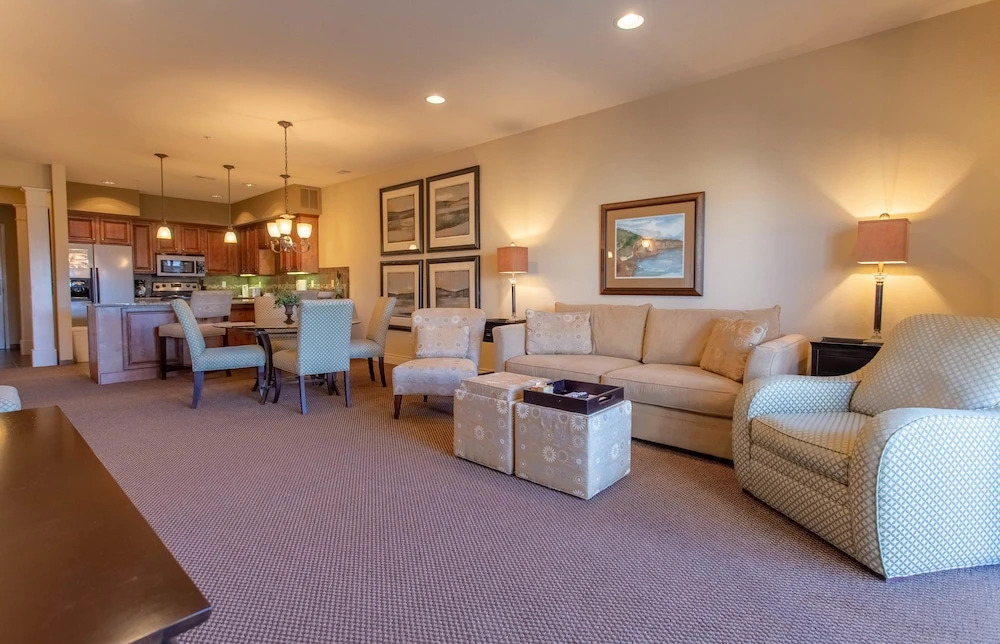 Great Gatsby 2 Bedrooms 2 Bathrooms Condo