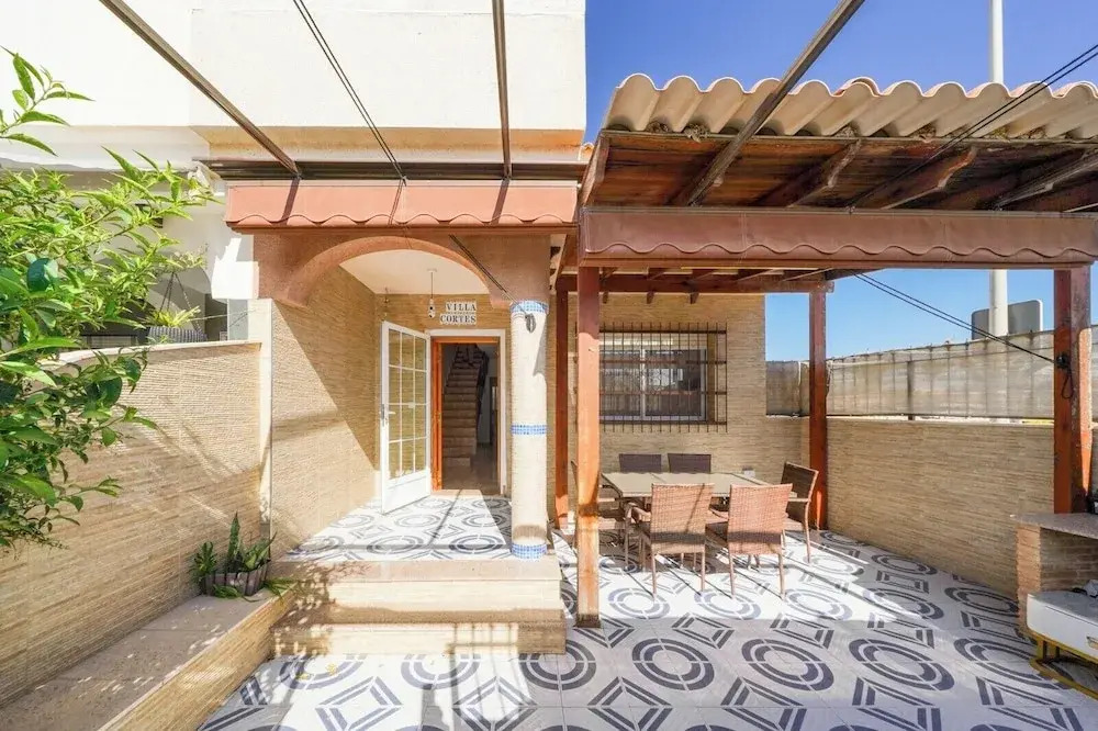 4-Bed Villa Sleeps 8 Pets Ok & 10 min to Beach
