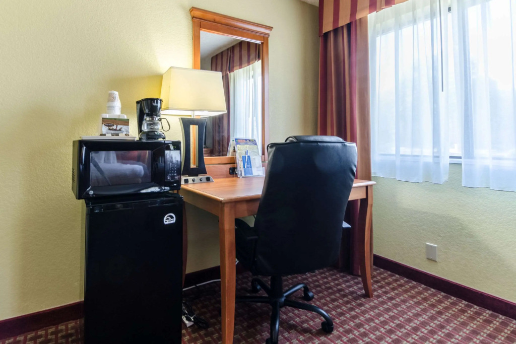 Rodeway Inn & Suites Jacksonville near Camp Lejeune