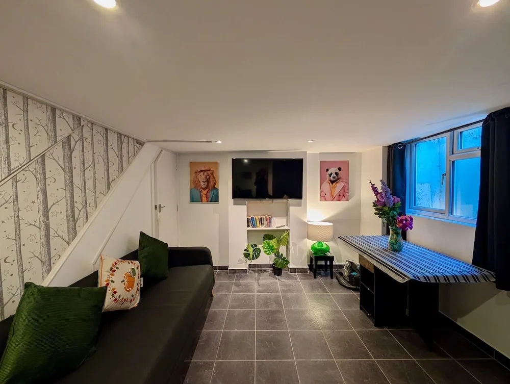 Charming House With Balcony Near Brighton Beach