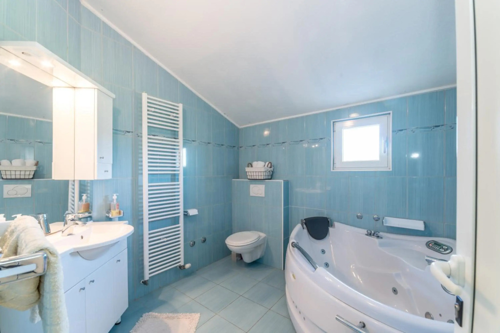 Crowonder Sun&Fun Holiday House with Large Swimming Pool, Playroom and Garden