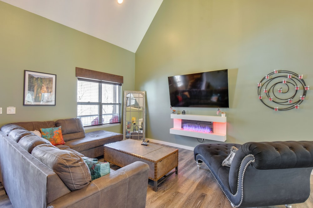 Mtn-view Getaway w/ Deck in Clayton: 1 Mi to Golf!