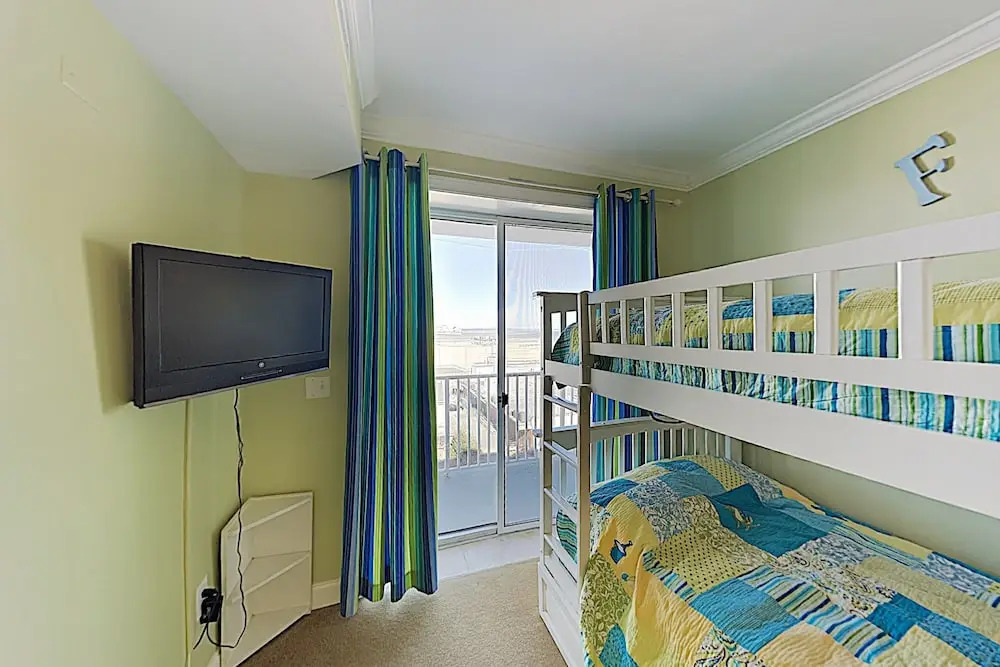 Beachfront W/ Pool & Ocean-view Balcony 3 Bedroom Condo