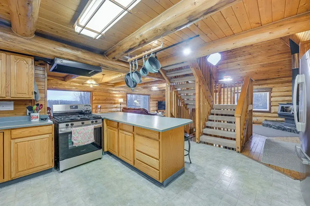< 1 Mi to Kenai River: Spacious Cabin w/ Deck!