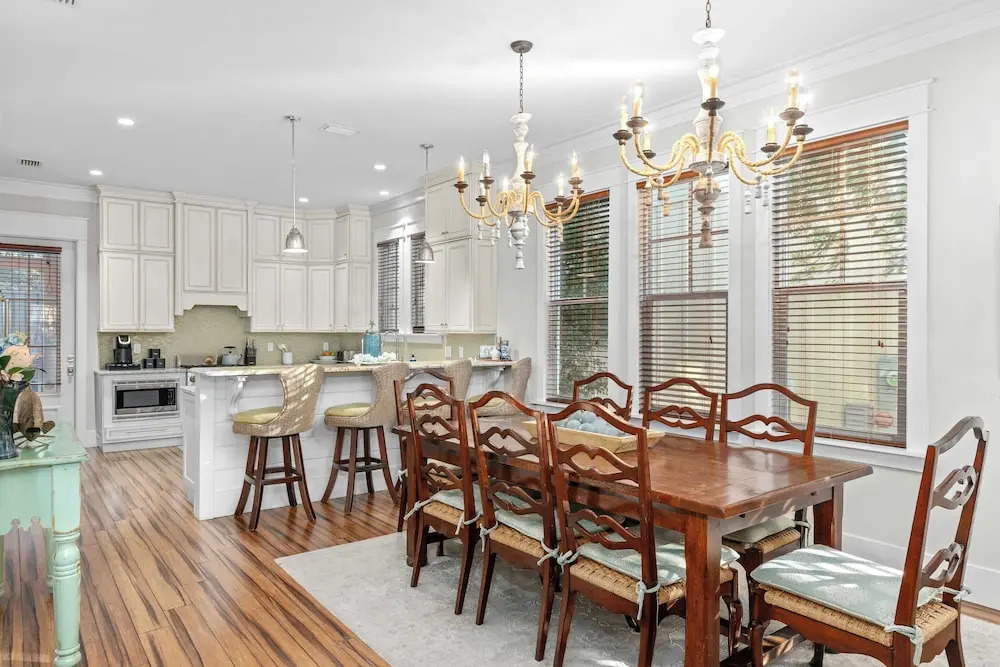 Seagrove Gardens Mins to the Beach, Santa Rosa Retreat w/ A+ Design