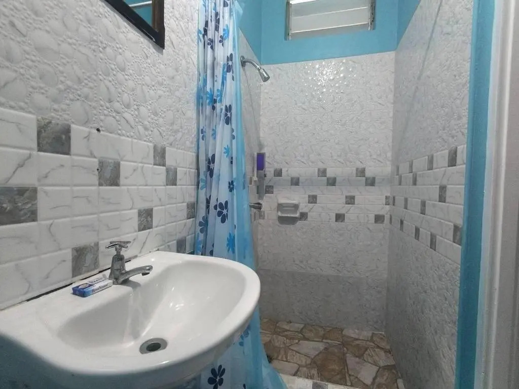Entire 6-Bedroom Villa Free parking with Fast Wifi