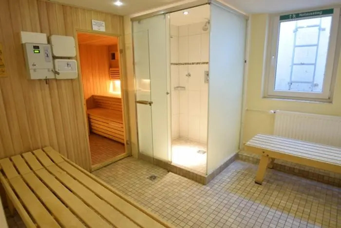 Freundliches 2-Zimmer-Appartement mit Kieferneinrichtung und einem Balkon.