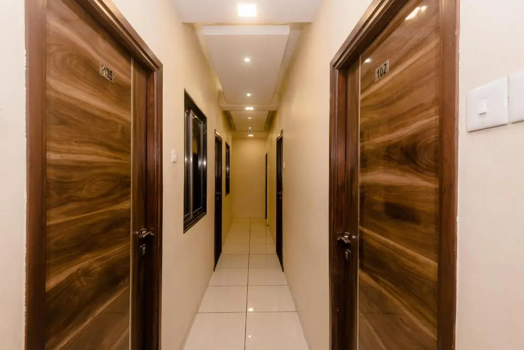 OYO 5352 Hotel Airport Metro