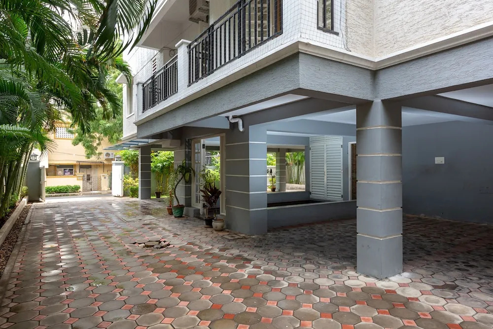 Cute Orange Service Apartments By OYO Rooms