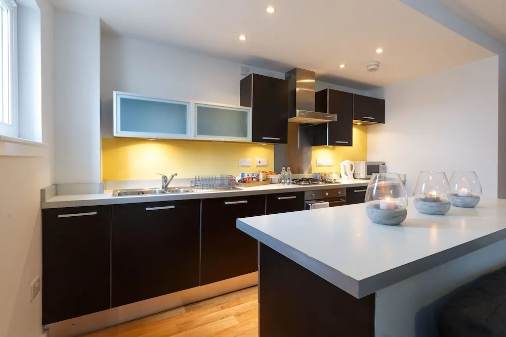 Luxury Apt. Next to Station