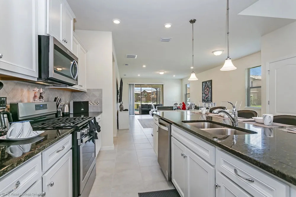 Luxury and Style! BIG Pool Area and Game Room in Solterra 6br/4.5 Bath #7st564